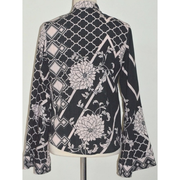 ✨HOST PICK✨
LENNI THE LABEL FLARE SLEEVE TOP - Picture 3 of 4